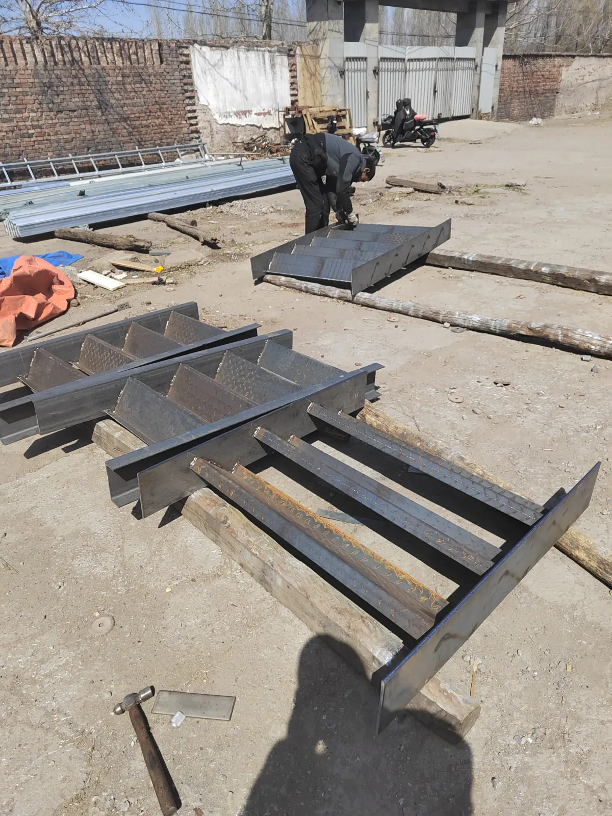 Stainless steel ladder with cage, corrosion resistant