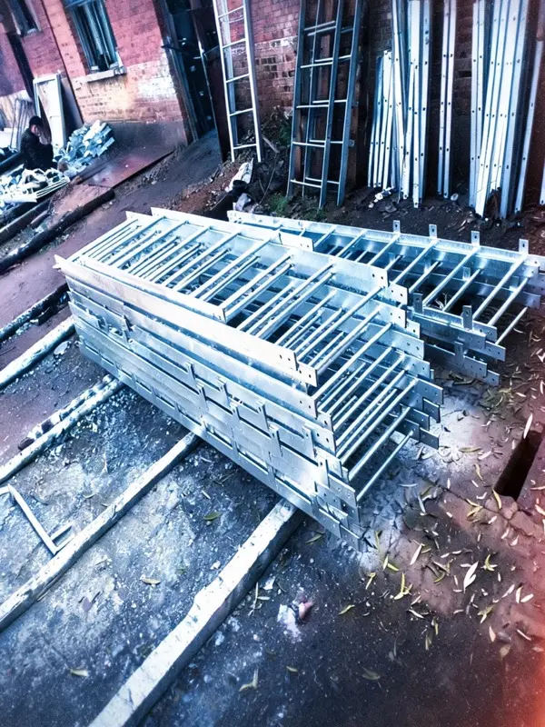 Fixed ladder without cage